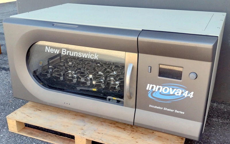 Innova 44R Refrigerated Incubator Shaker