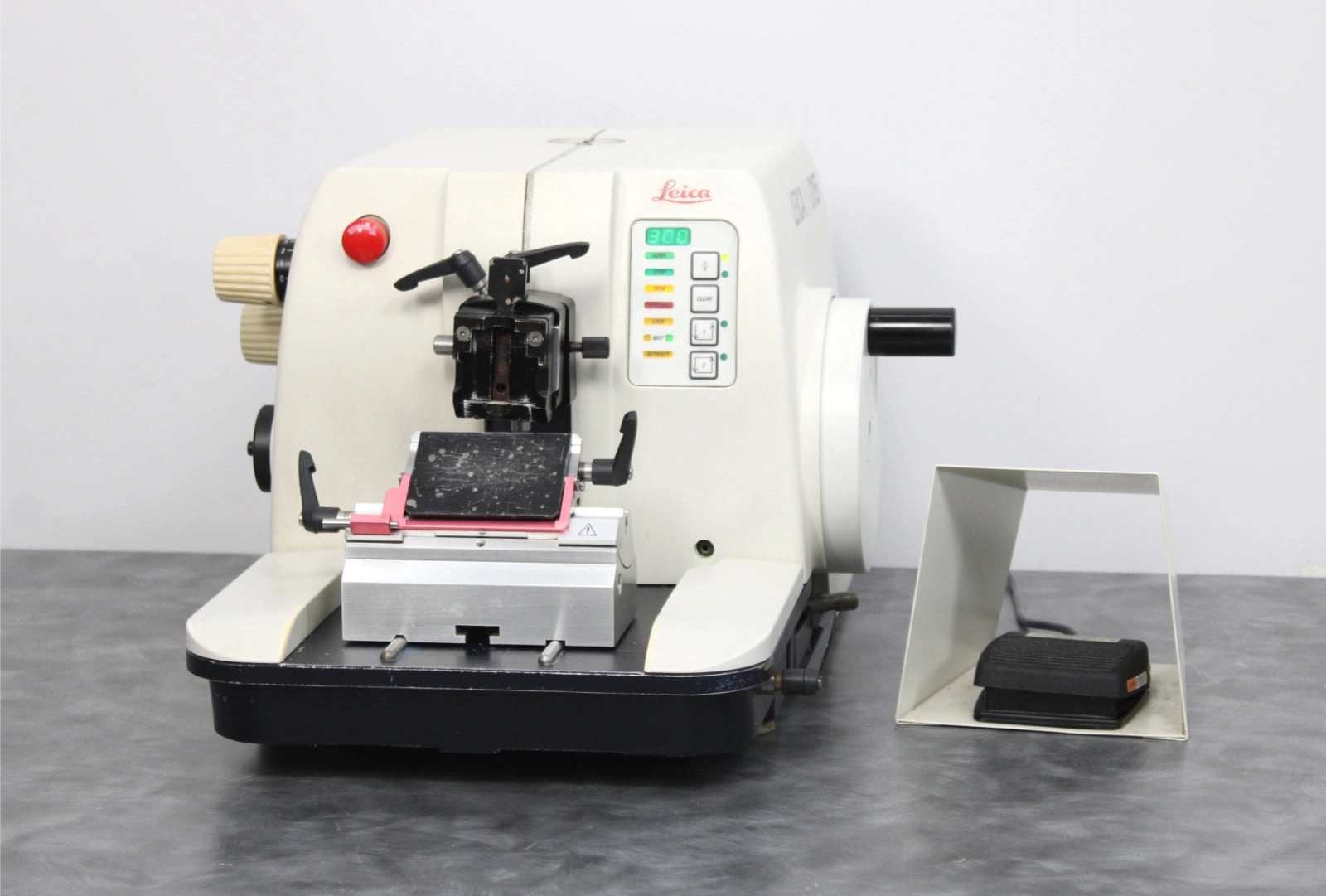 Leica RM2155 Motorized Rotary Microtome 050231619 w/ Blade Holder &amp; Foot Switch