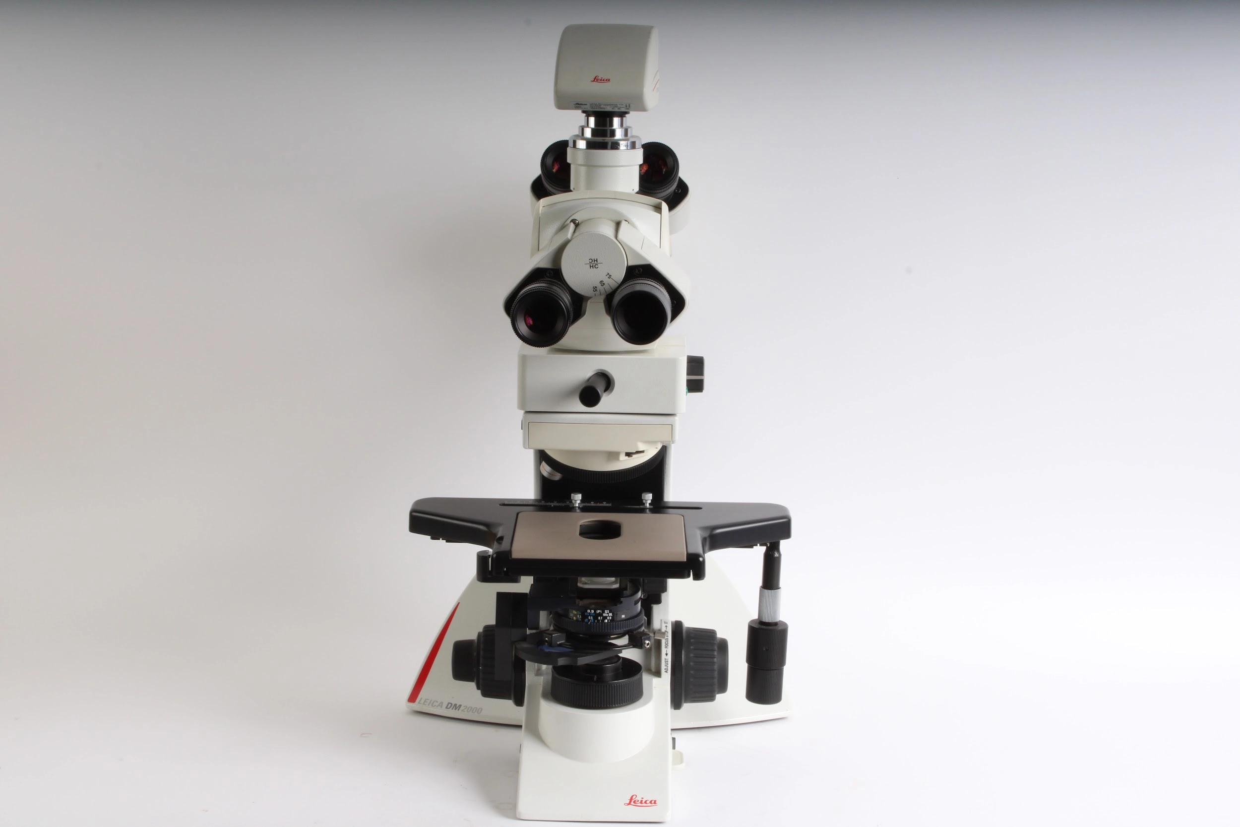 Leica DM2000 Microscope With 4x Leica 507807 Eyepieces and Objectives - Fair