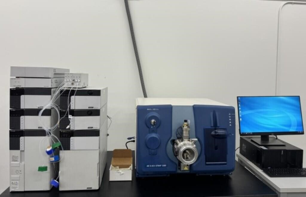 Sciex 5500 QTrap Mass Spectrometer with Shimadzu 20 Series UFLC and MS40+ Vacuum Pump