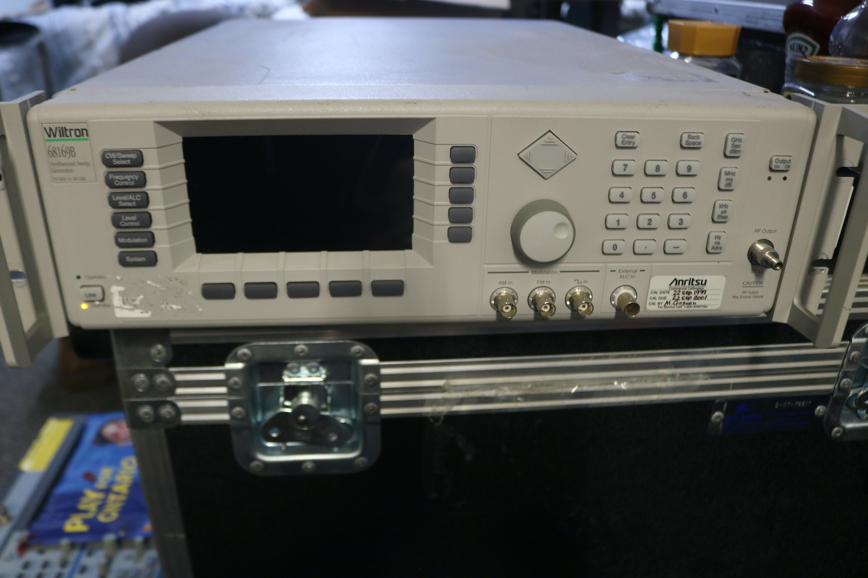 WILTRON (ANRITSU) 68169B  Signal generator with Option 14  (10Mhz - 40GHz) 