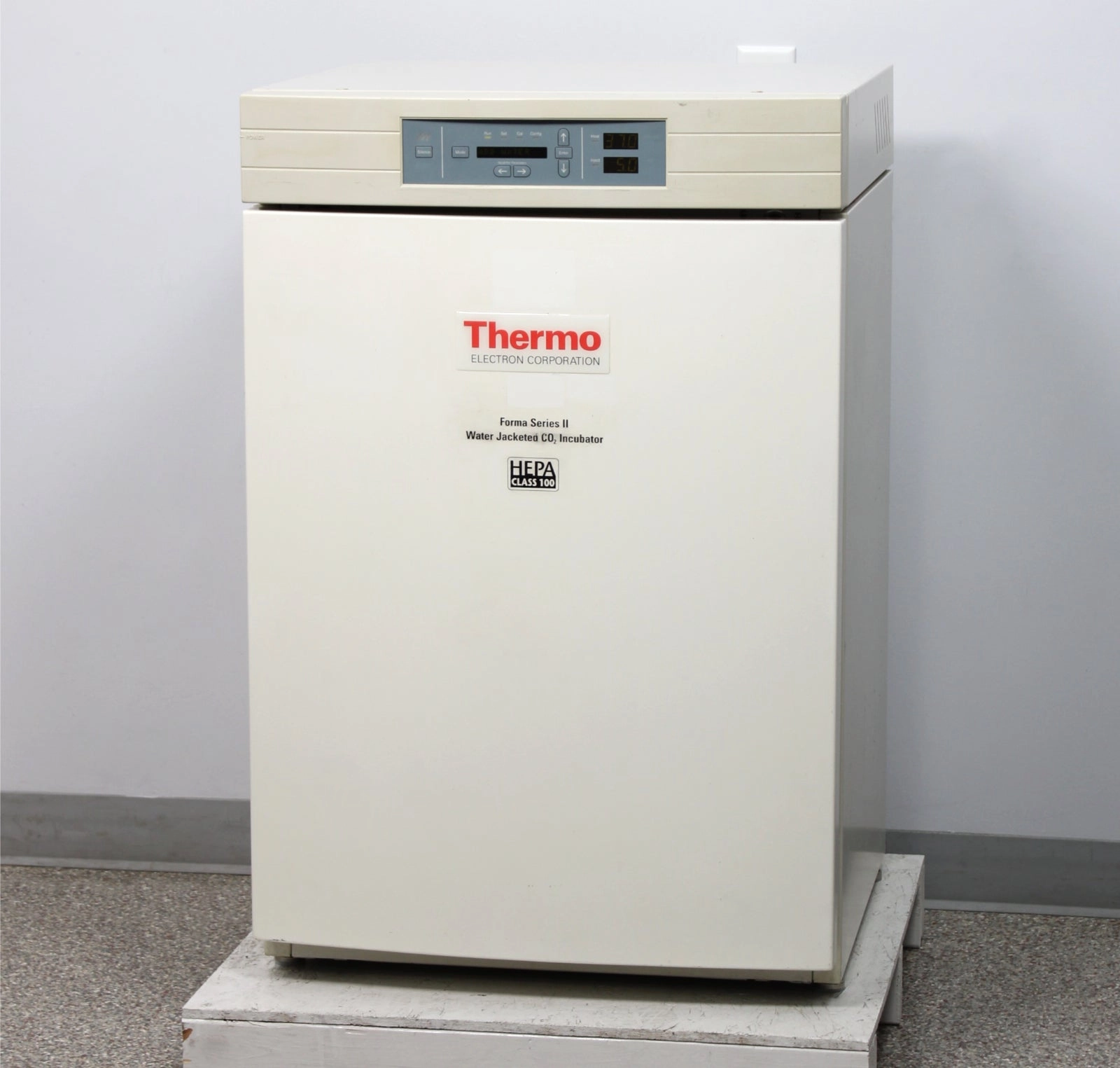 Thermo Electron 3110 Forma Series II Water Jacketed CO2 Incubator w/ 4 Shelves