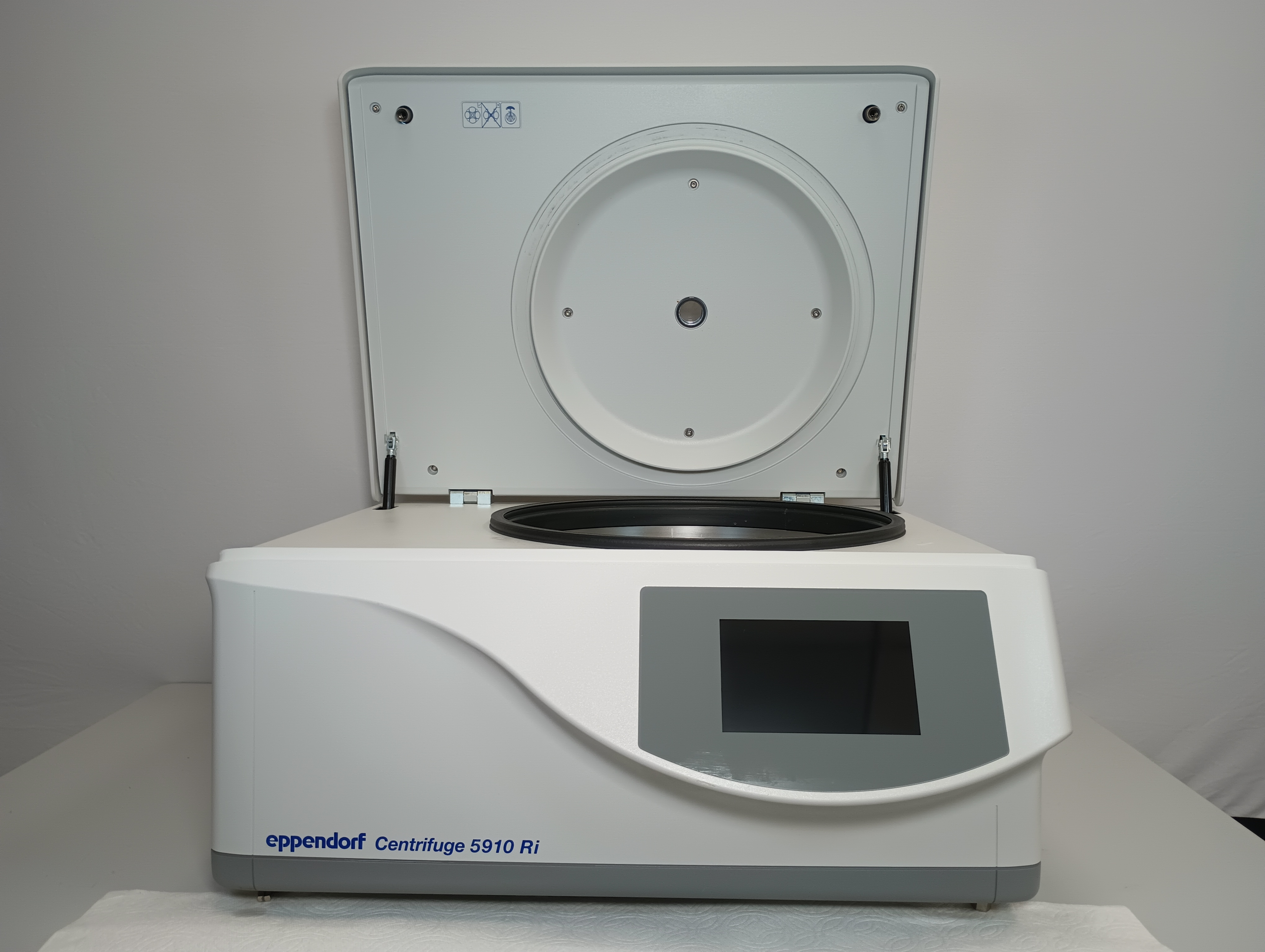 Eppendorf Benchtop Refrigerated Centrifuge 5910 Ri