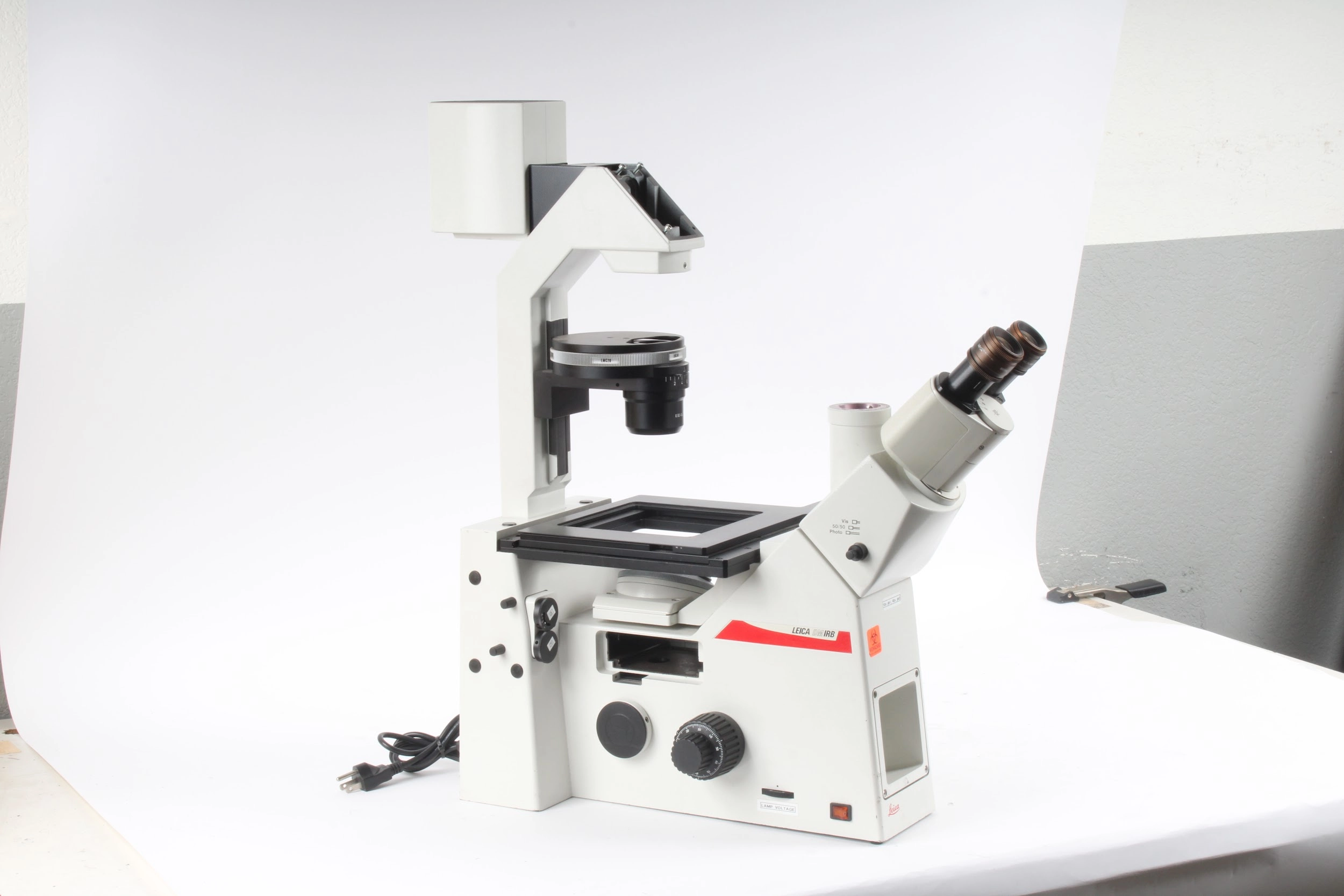 Leica DMIRB Inverted Fluorescence Microscope With 10x/0.30, 20x/0.30 Objectives