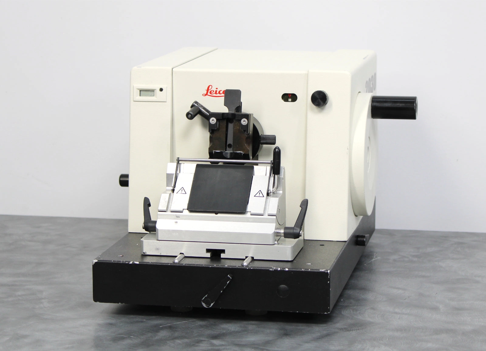 Leica 2030 Biocut Manual Microtome 039909034 with Blade Holder