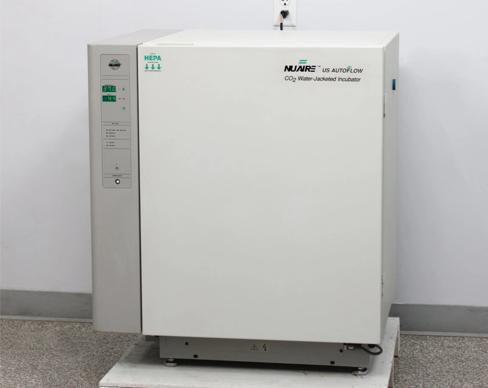 NUAIRE US Autoflow NU-4750 Water-Jacketed CO2 Incubator with 4 Shelves