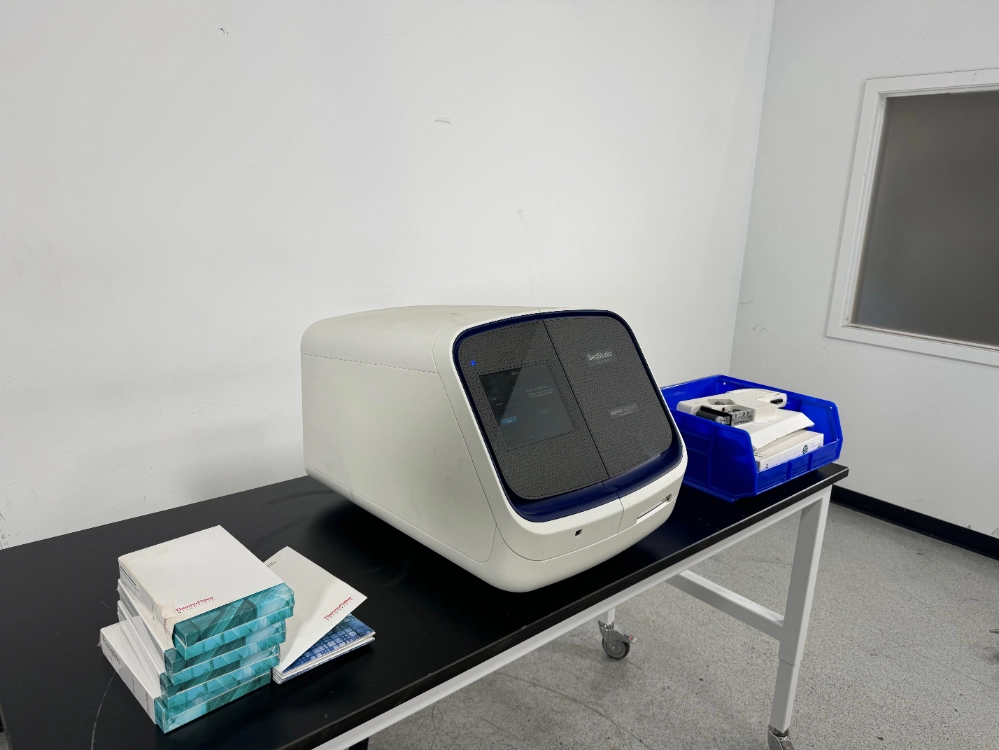Applied Biosystems SeqStudio Genetic Analyzer | LabX.com