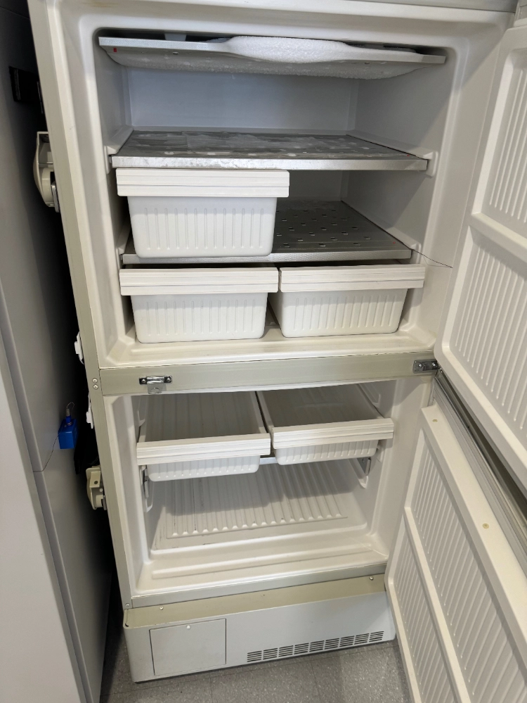 Sanyo -30C Biomedical Freezer | LabX.com