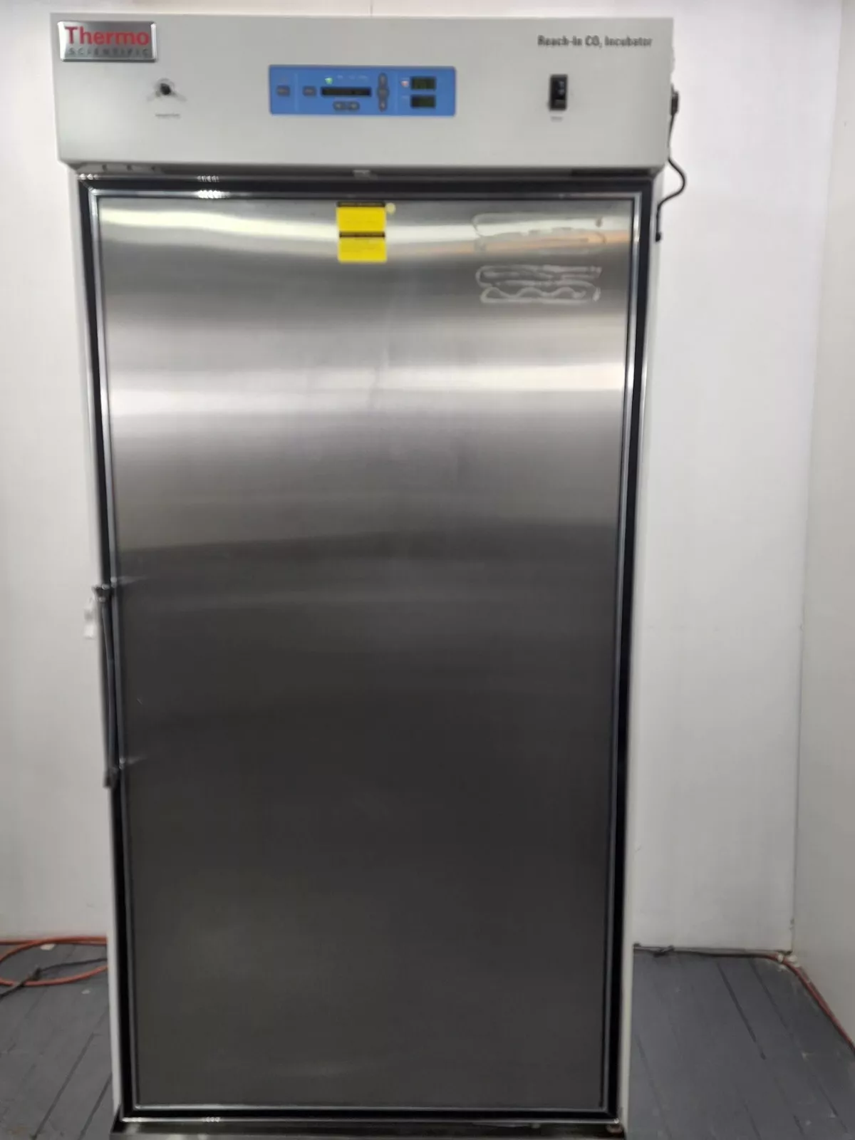 Thermo Scientific 3950 Large-Capacity Reach-In CO2 Incubator with Thermo 416 Shaker