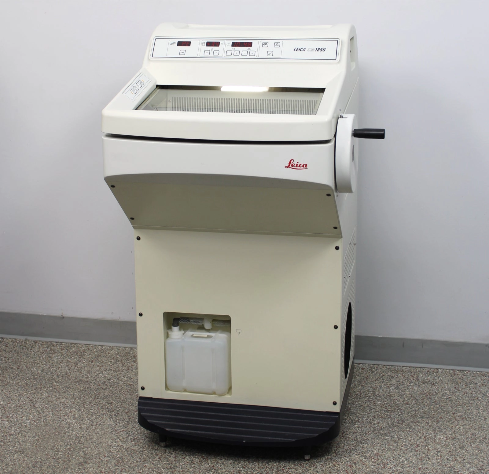 Leica CM1850-3-1 Cryostat Microtome 047131148 with Blade Holder