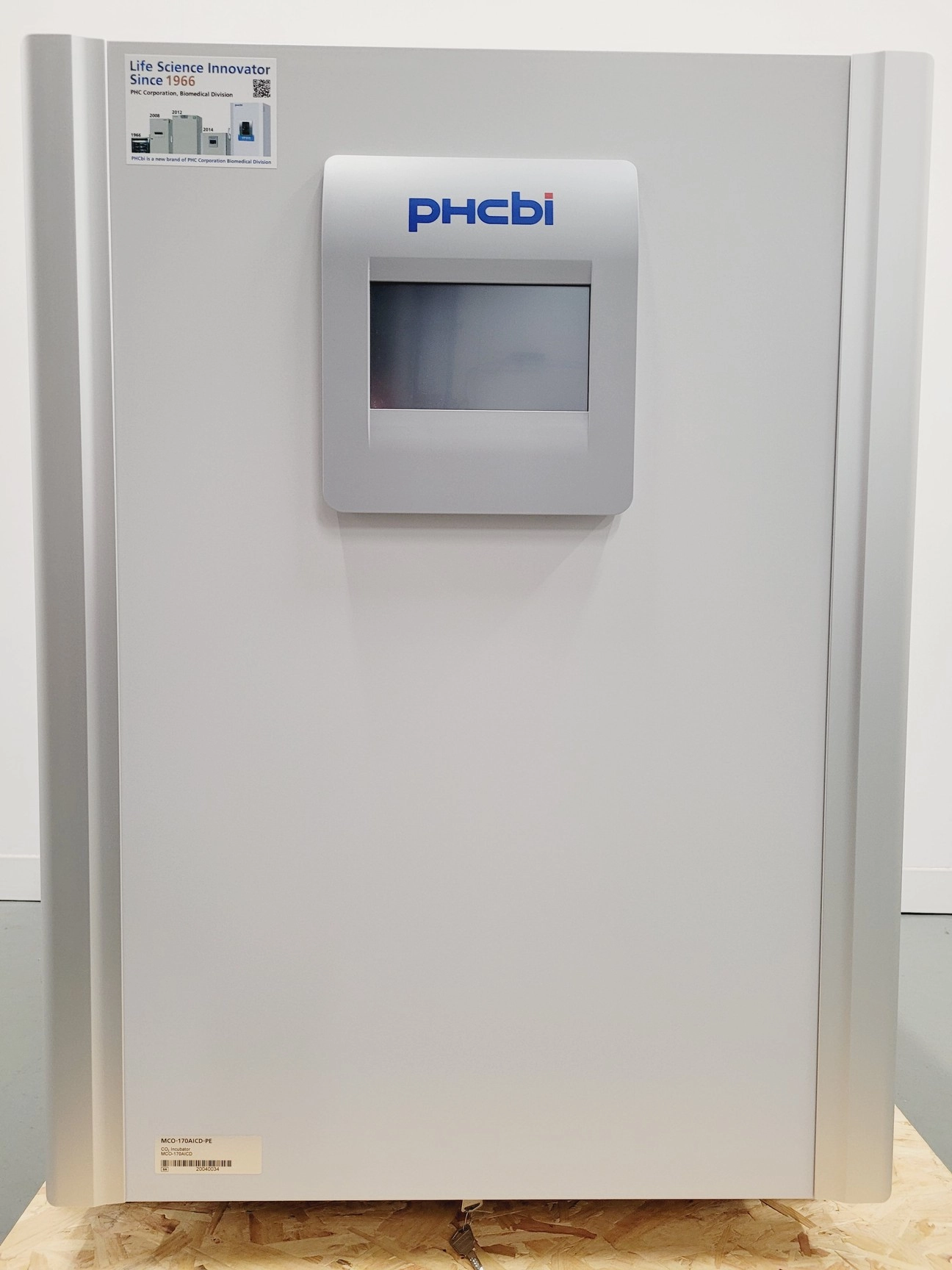 PHCBI CO2 Incubator Model MCO-170AICD-PE With Tray and Shelves Lab