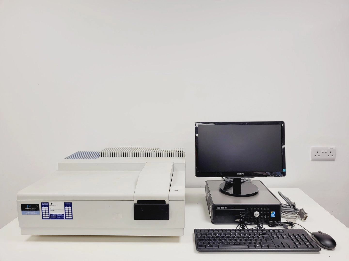 Perkin Elmer Lambda 35 UV/VIS Spectrophotometer System w/ PC &amp; Software