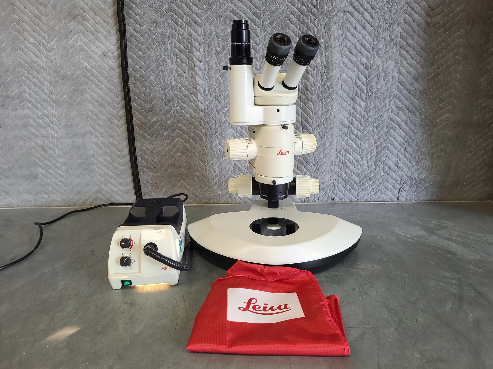 Leica MZ12.5 Stereo Microscope with CLS 150 X Light Source Lab