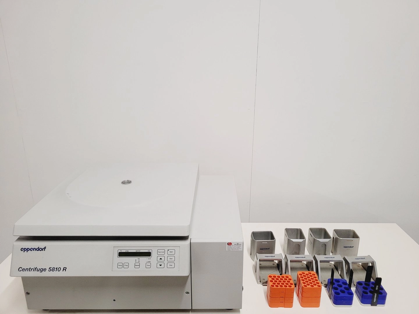 Eppendorf 5810R Refrigerated Benchtop Centrifuge with Rotor and Buckets