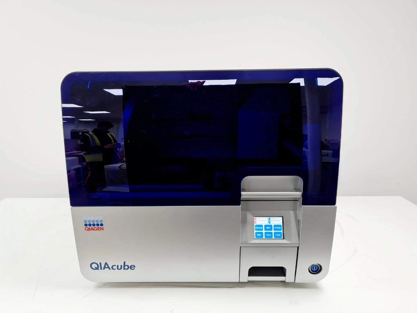 Qiagen QIAcube Automated DNA / RNA Purification Robot Shaker and Centrifuge Lab