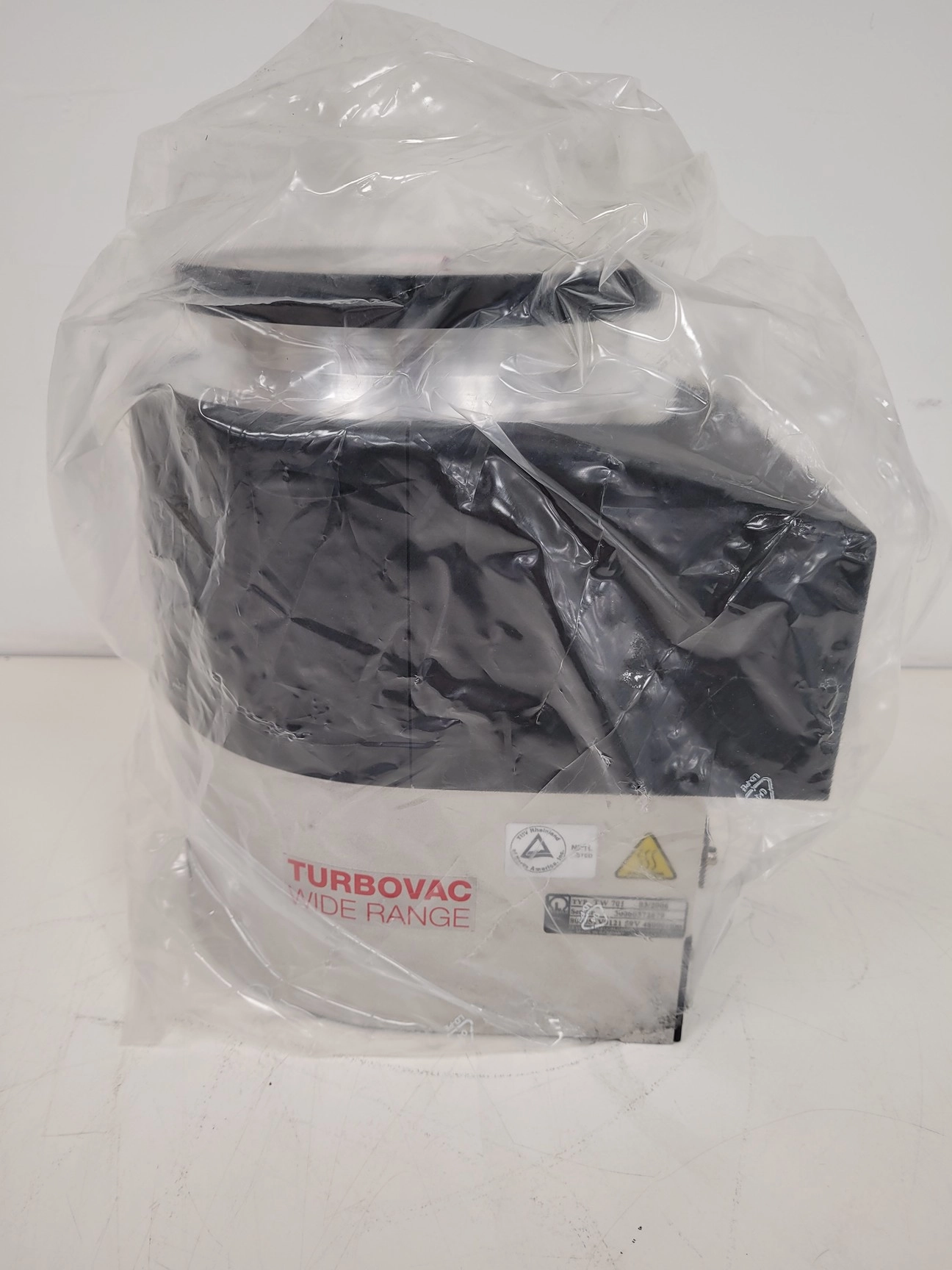 Turbovac Wide Range TW 701 Turbomolecular Pump Lab