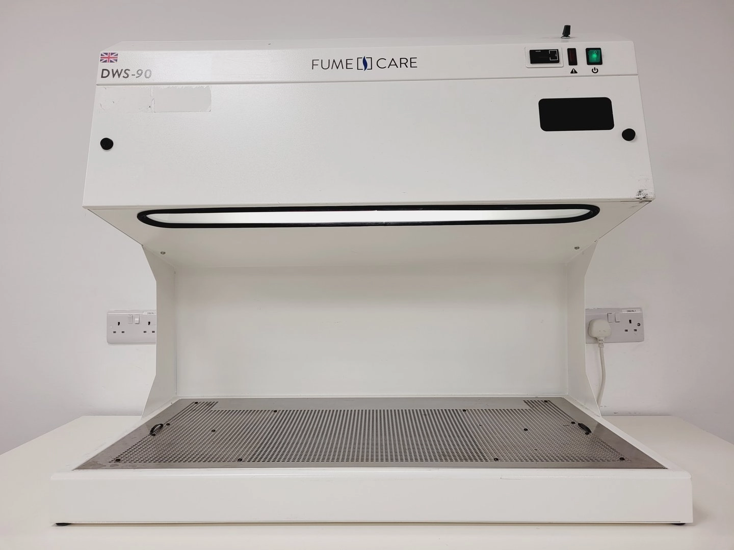 Fumecare DW5-90 Downflow Workstation Lab