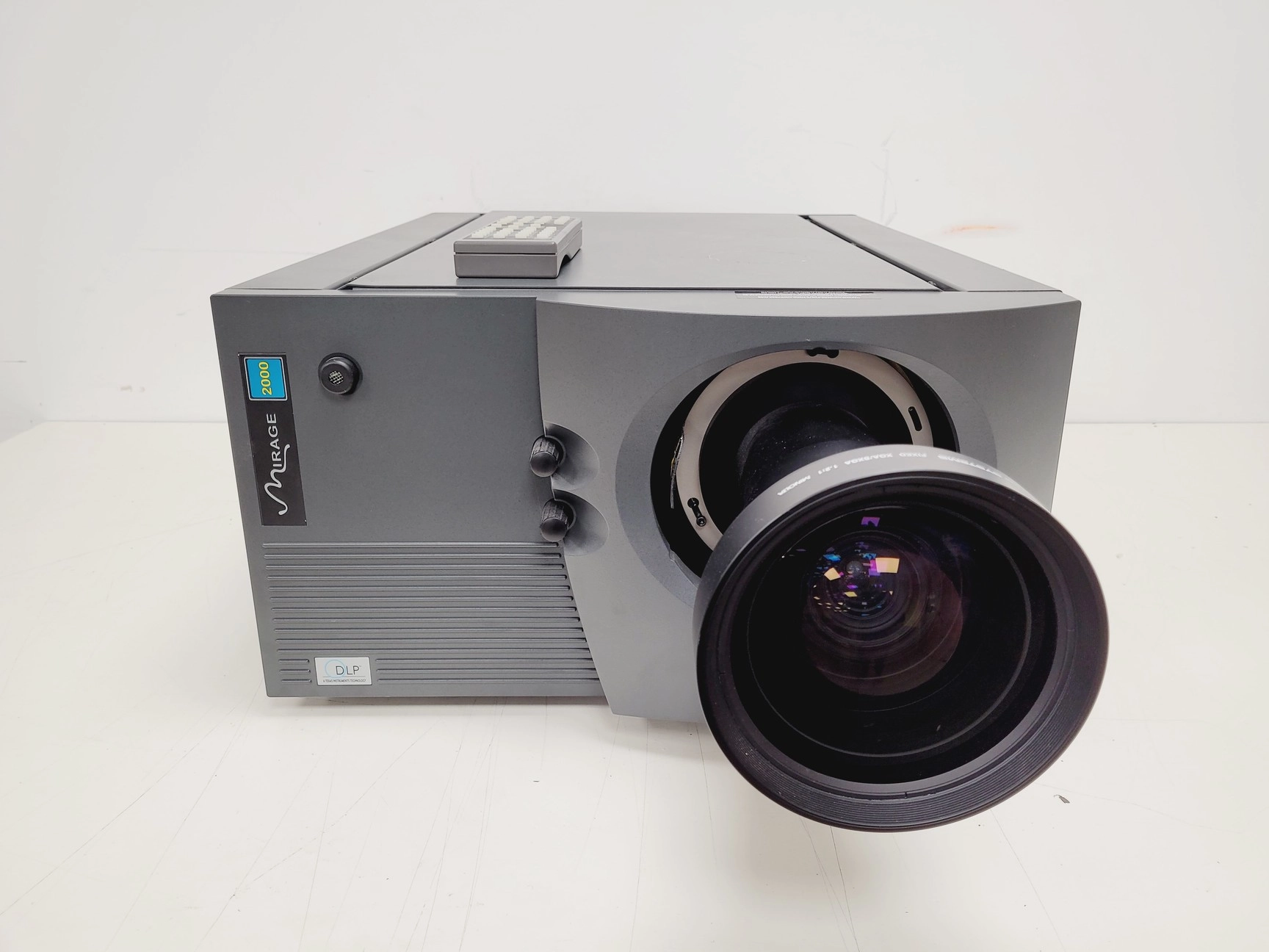 DLP Christie Mirage 2000  Model no. 38-DMD023-12 Projector