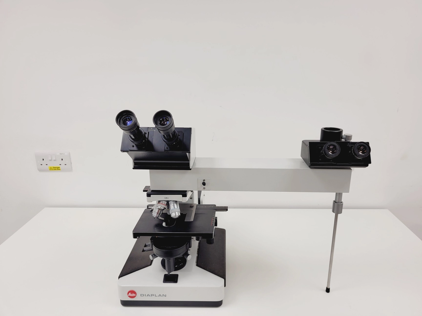 Leitz Diaplan 020-437.035 Microscope with Multi-Head Bridge w/4 x Objectives Lab