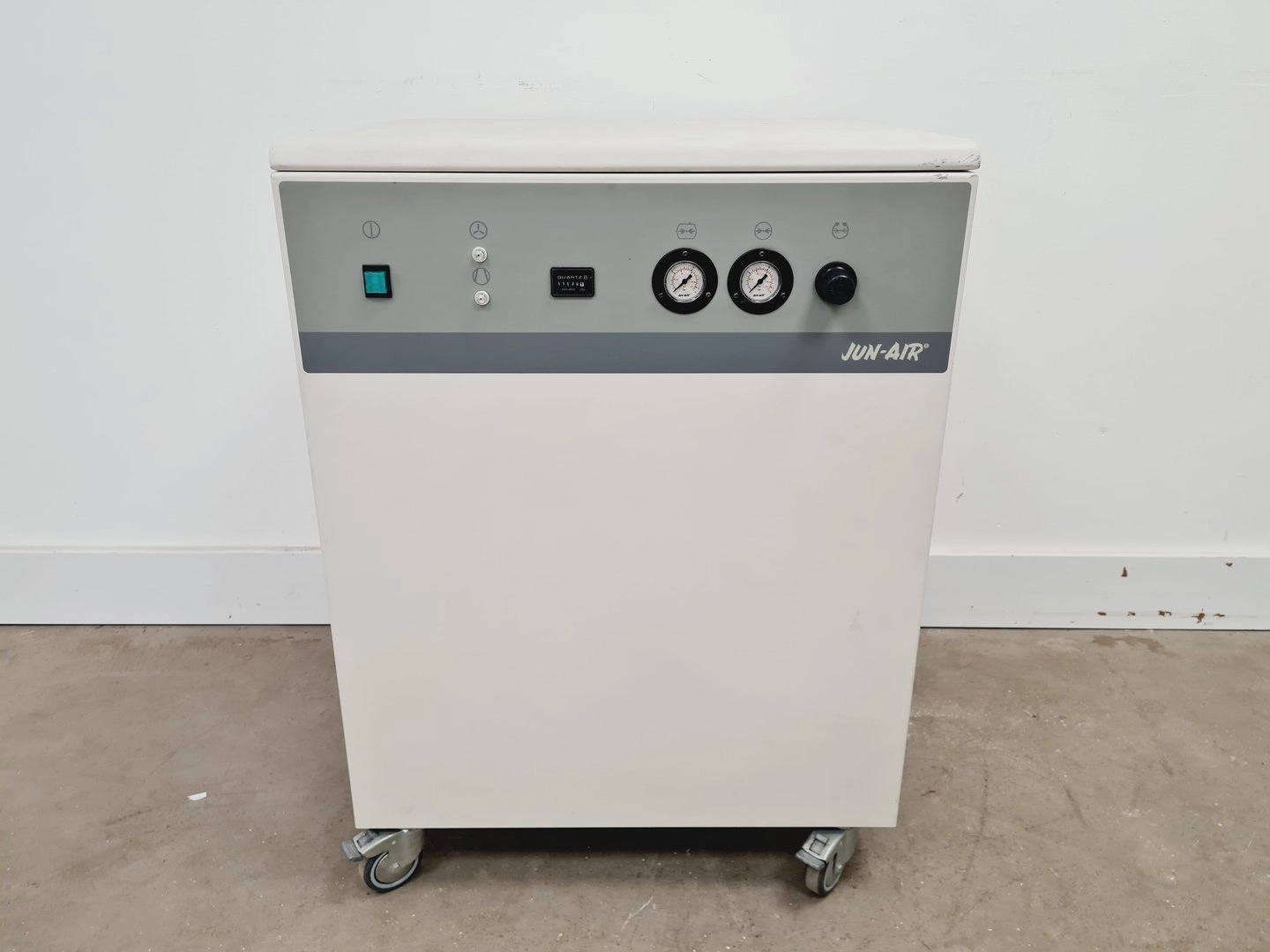 Jun-Air 2000-40MD2 Silent Air Laboratory Compressor Lab