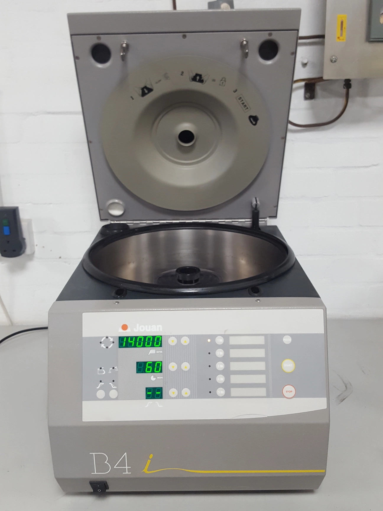 Jouan B4i Bench-Top Lab Centrifuge 14000rpm + Tube Rotor Lab