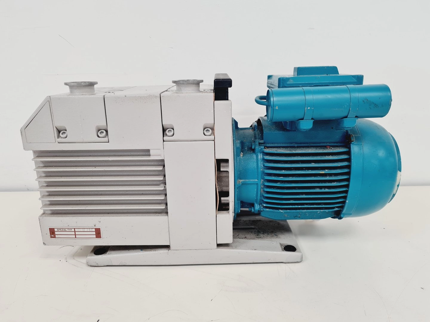 Leybold S16B/WS Trivac Rotary Vane Vacuum Pump