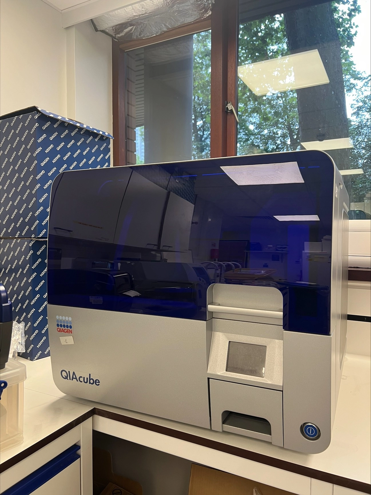 Qiagen QIAcube Automated DNA / RNA Purification Shaker and Centrifuge Lab