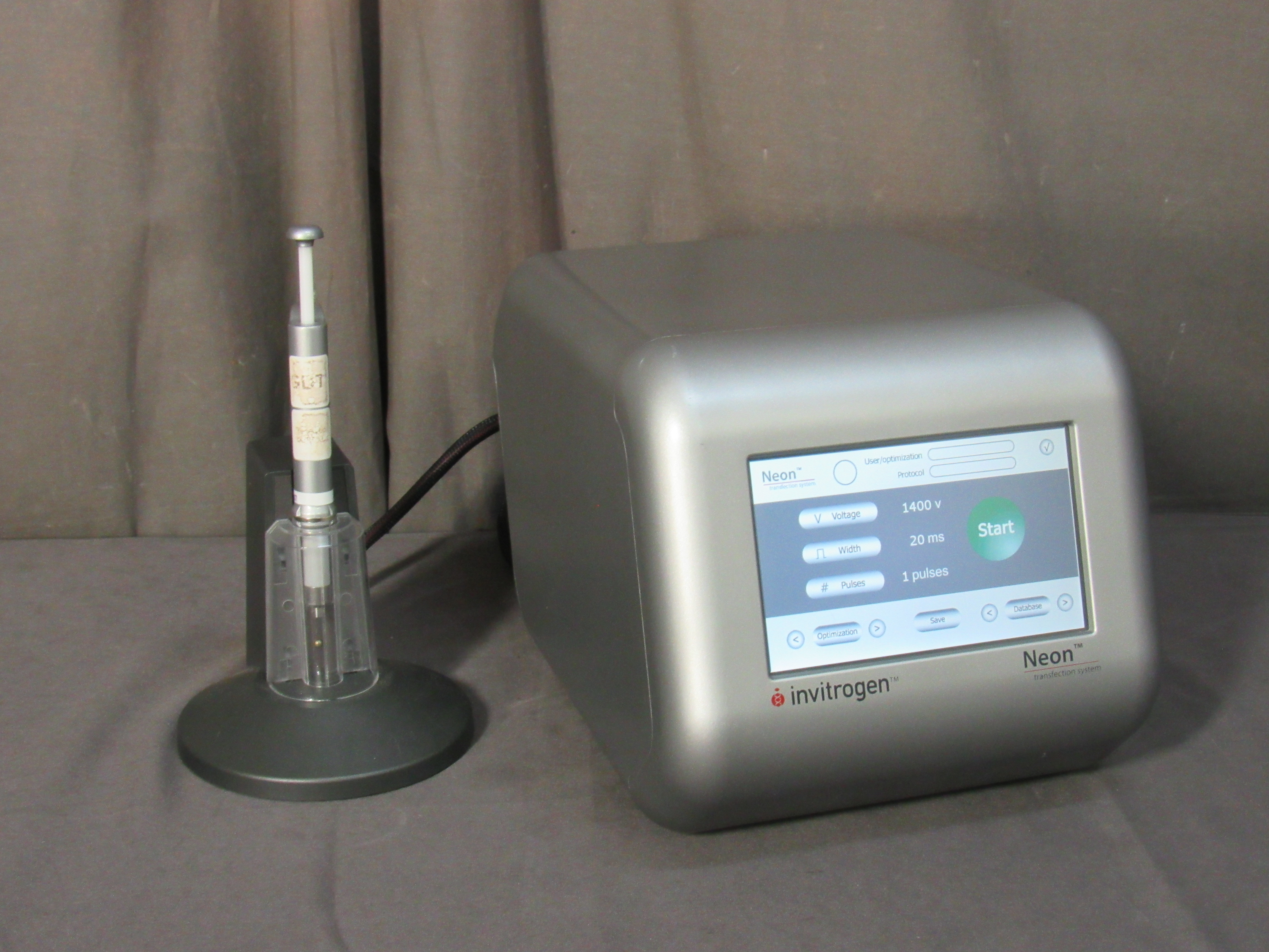 Invitrogen Neon Transfection System MPK5000 w/ Pipette, Station & Pipette #41225