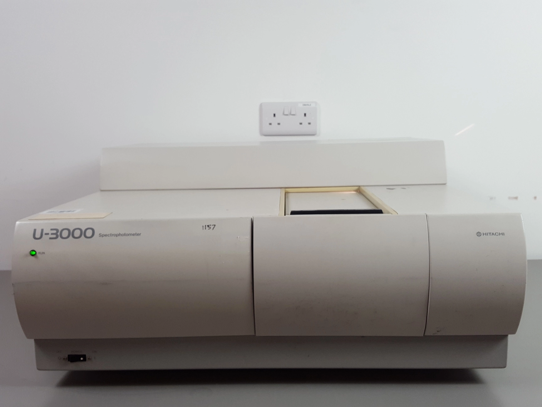 Hitachi U-3000 UV/VIS Spectrophotometer Lab