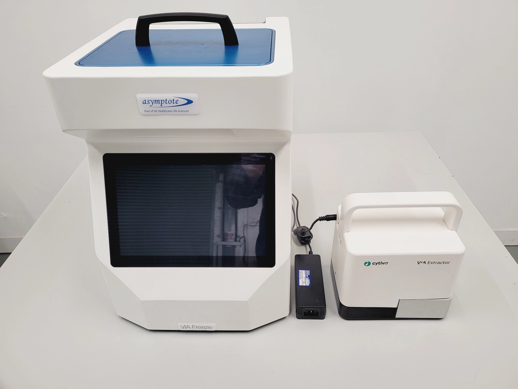 Asymptote VIA Freeze with Cytiva VIA Extractor Nitrogen Free Freezer System Lab