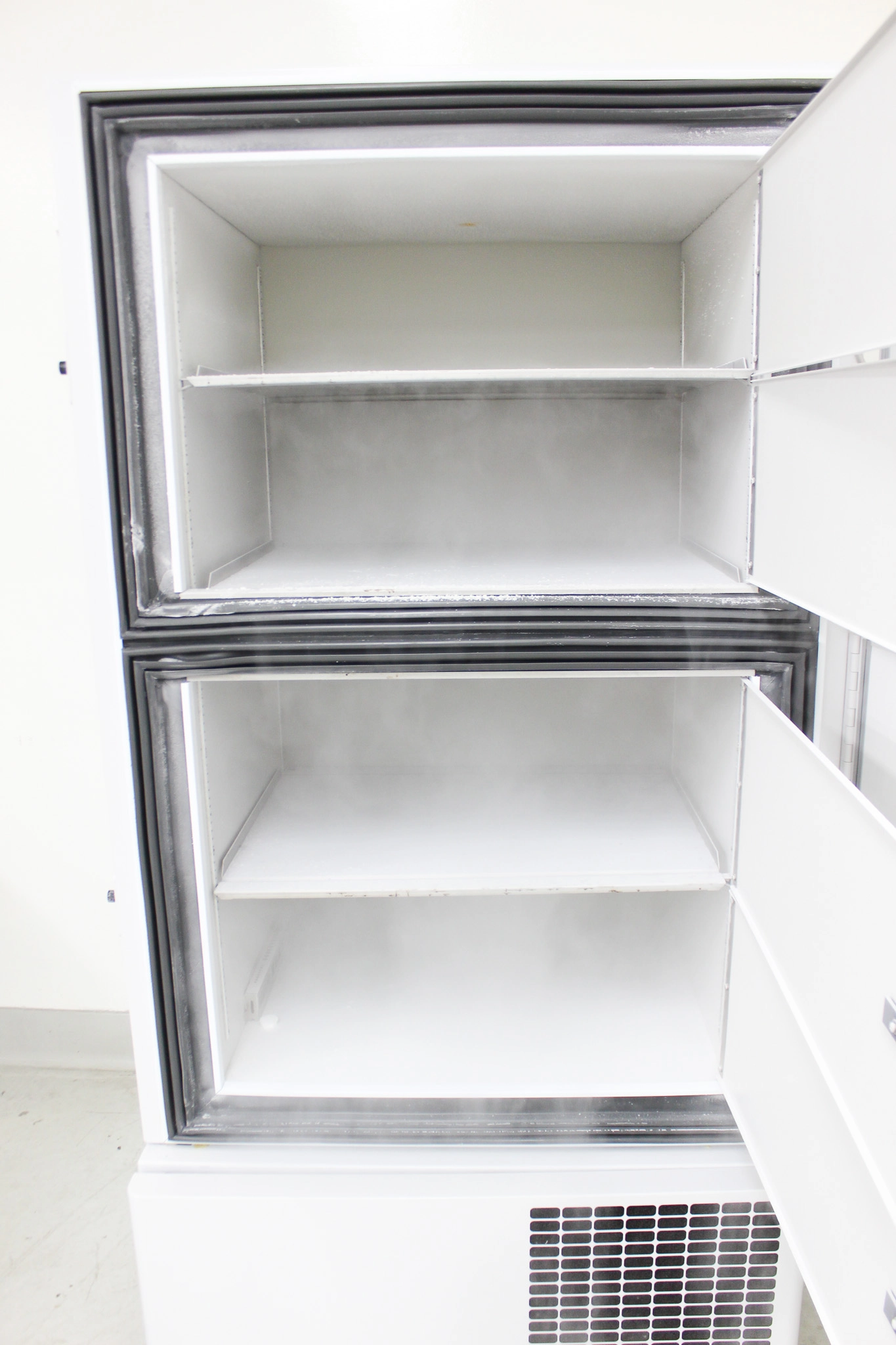 Thermo 990 Ultra Low Freezer -86C Upright 23 cu ft. Used in Lab