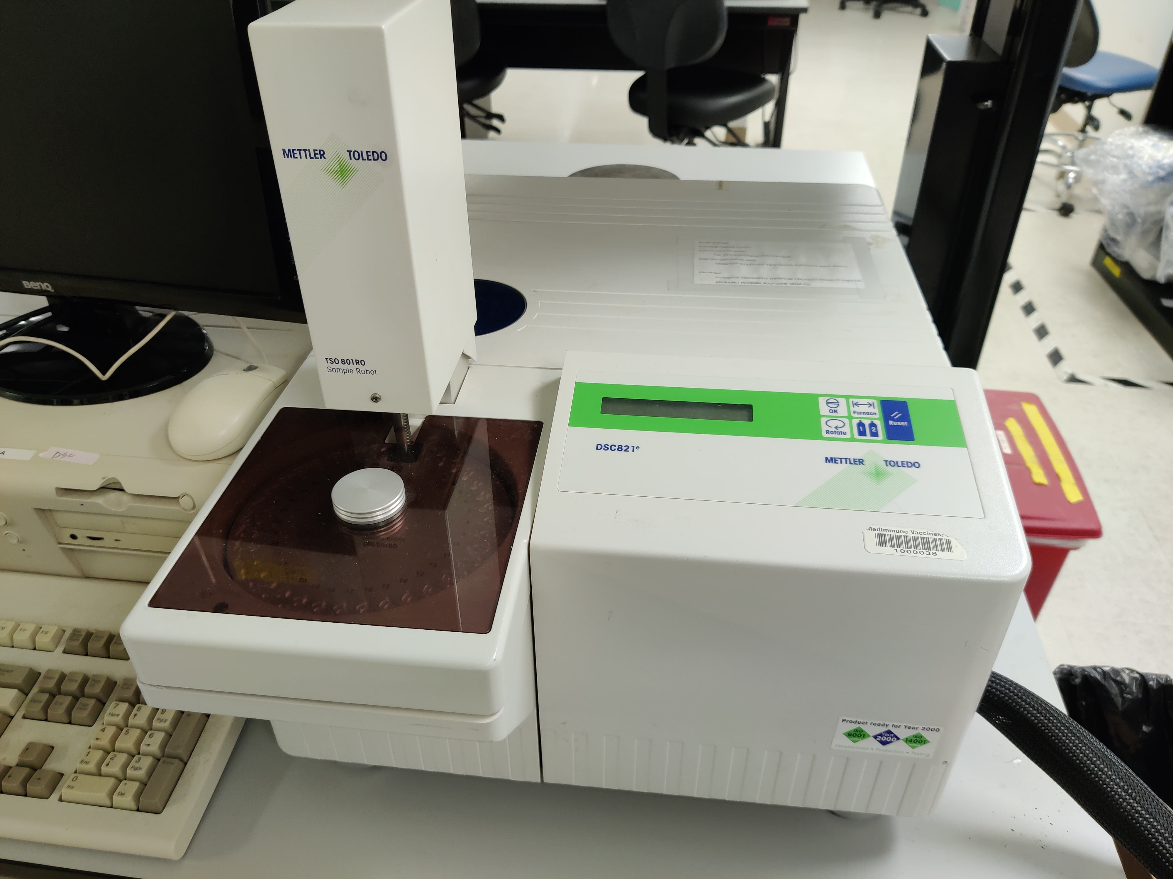 Mettler-Toledo Differential Scanning Calorimeter (DSC 821e) with TSO 801RO Sample Robot and Julabo FT900 Immersion Cooler