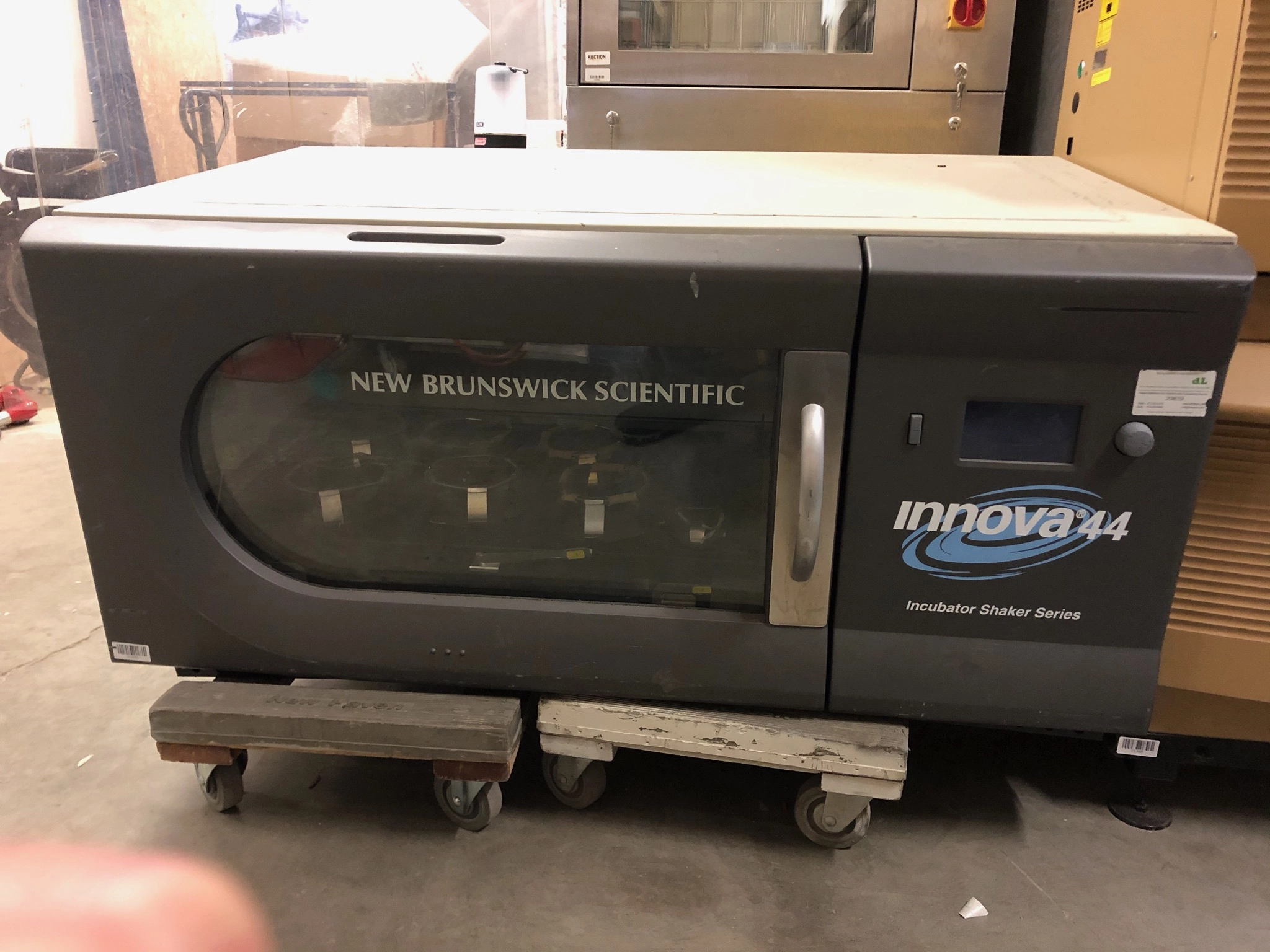 New Brunswick Scientific Innova 44 Floor Incubator Shaker