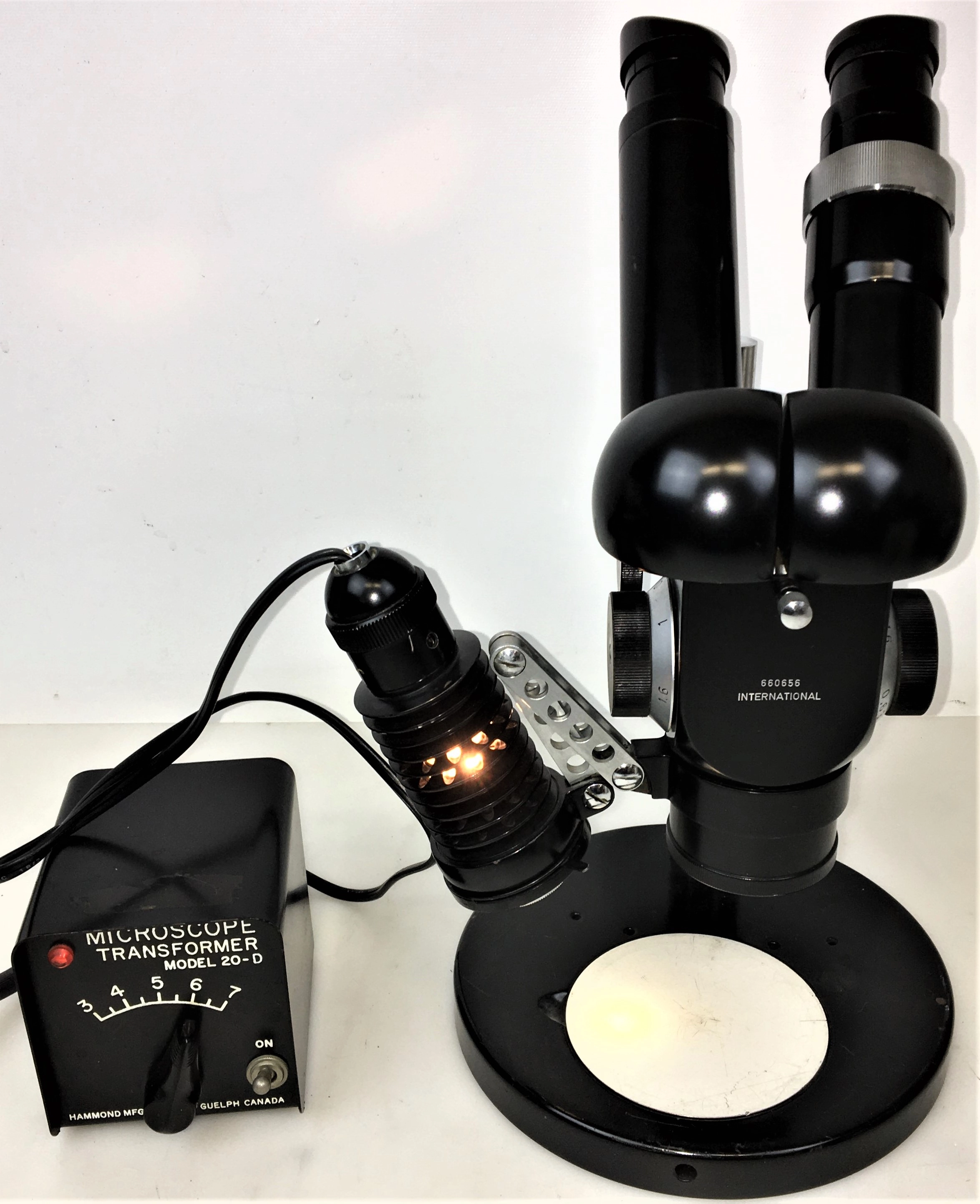 International Binocular Stereo Microscope with 20-D Transformer and Lamp (4X to 25X)