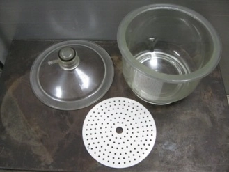 PYREX GLASS VACUUM DESICCATOR, ID SIZE: 9 &frac34;" X 7 &frac34;" WITH CERAMIC PLATE 00023, USA 5, C-14