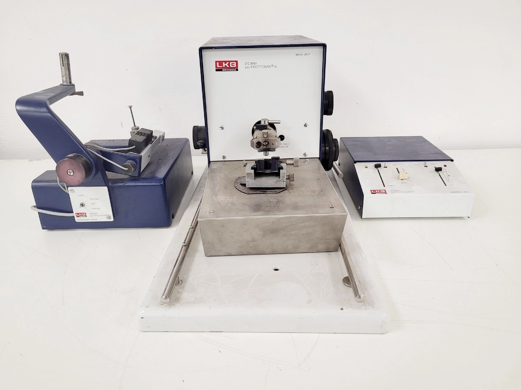 LKB Bromma 2088 Ultrotome V Microtome System Lab