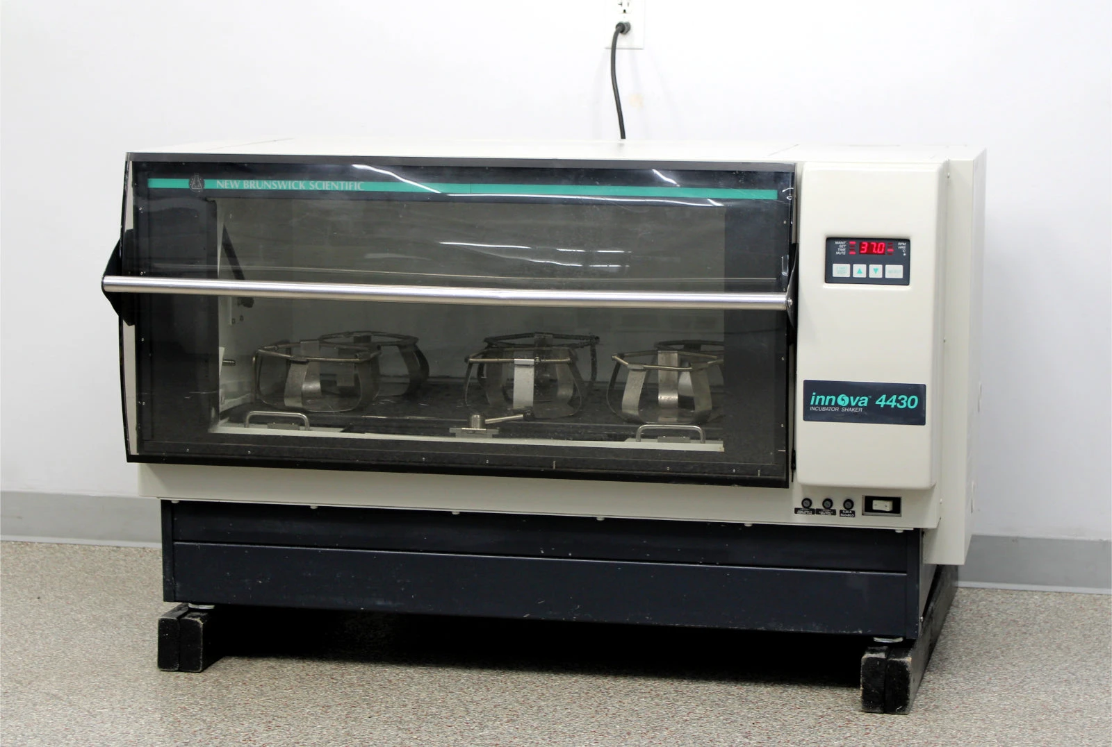 New Brunswick Innova 4430 Stackable Refrigerated Incubator Shaker M1243-0004