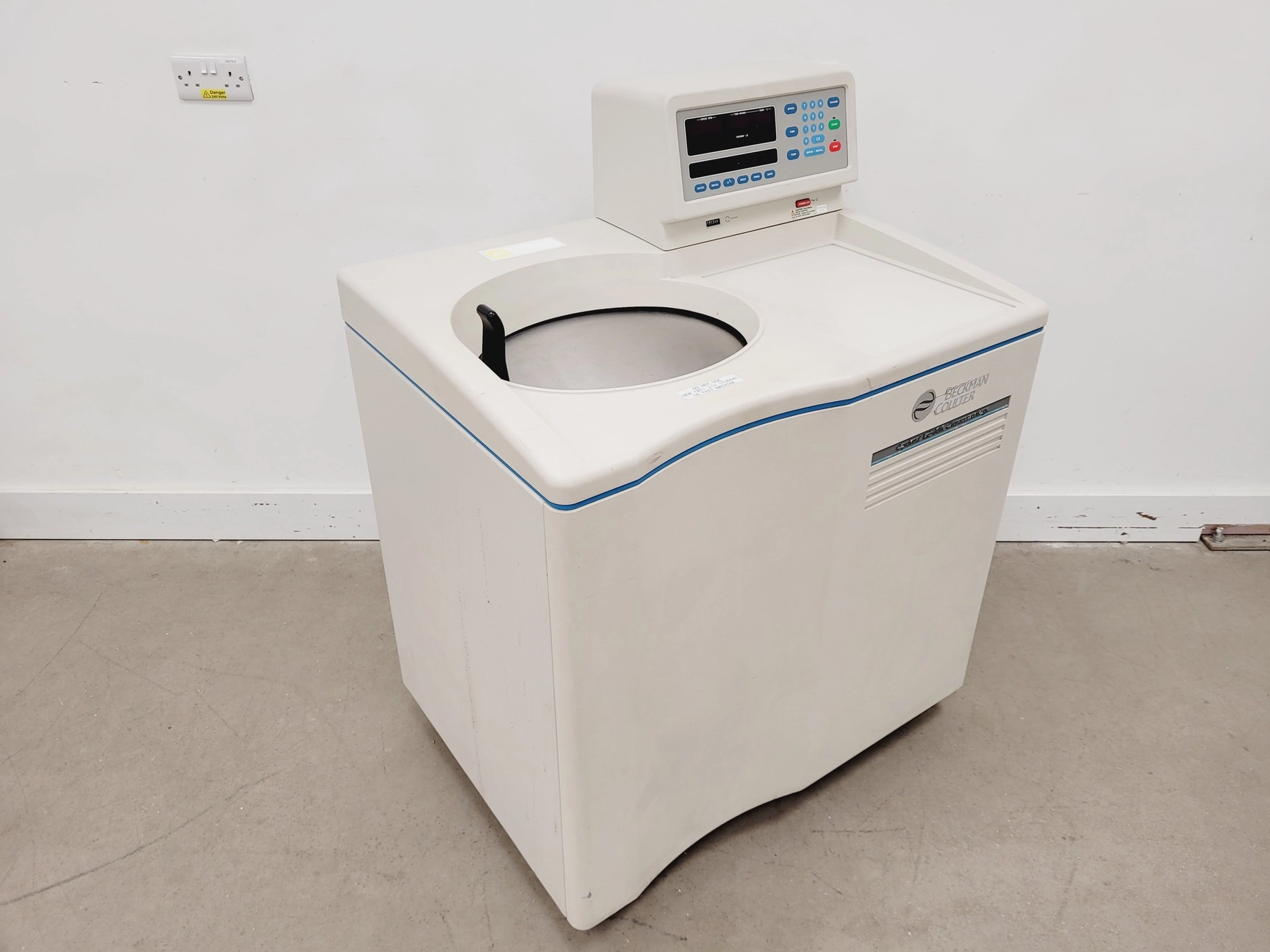 Beckman Coulter Optima LE-80K Ultracentrifuge Lab