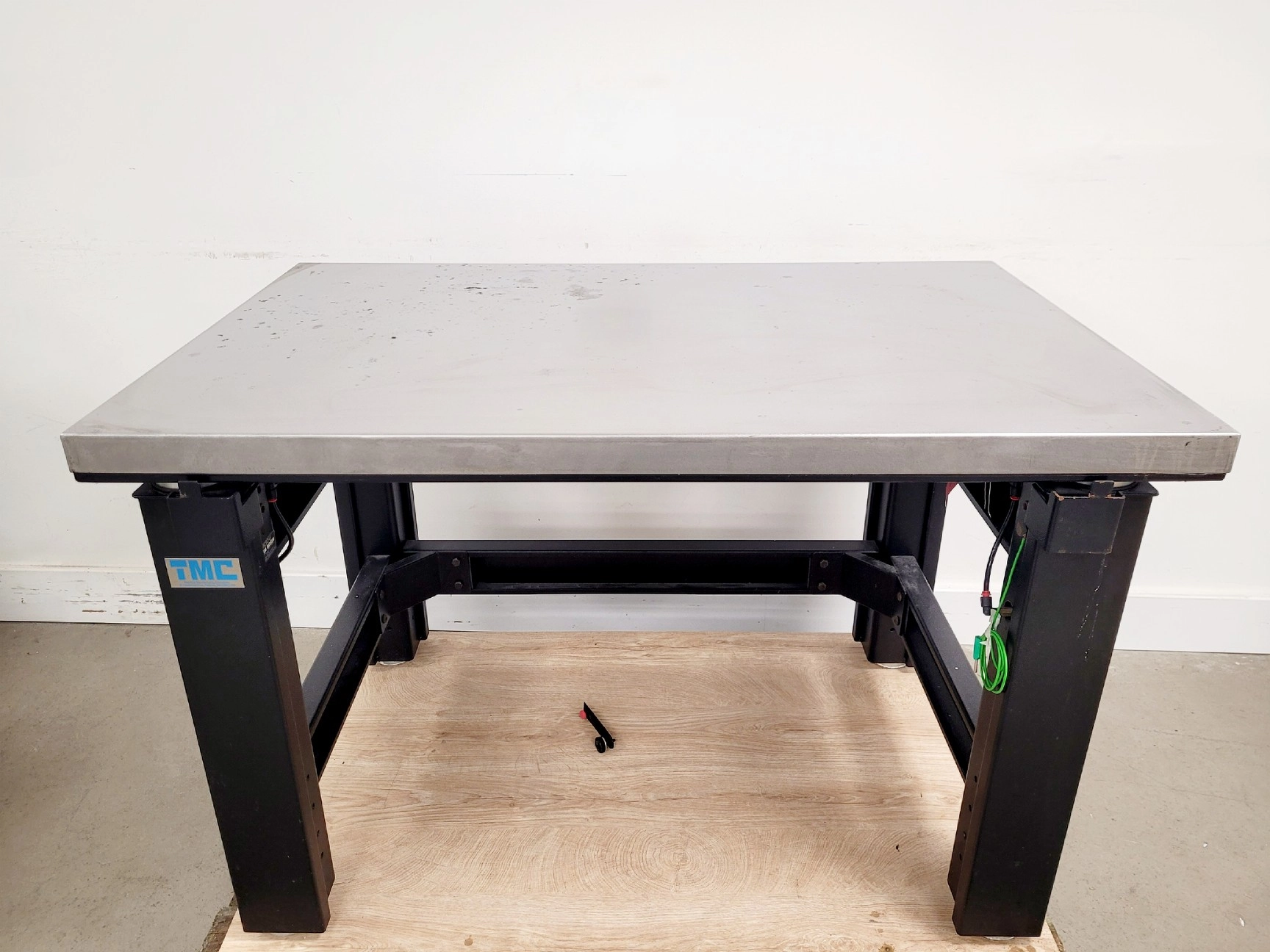 TMC Optics Model-63-540 Isolation Table