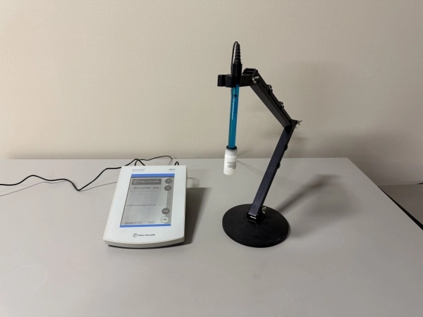 Fisher Scientific Accumet PH meter model AR15 w/ probe and stand