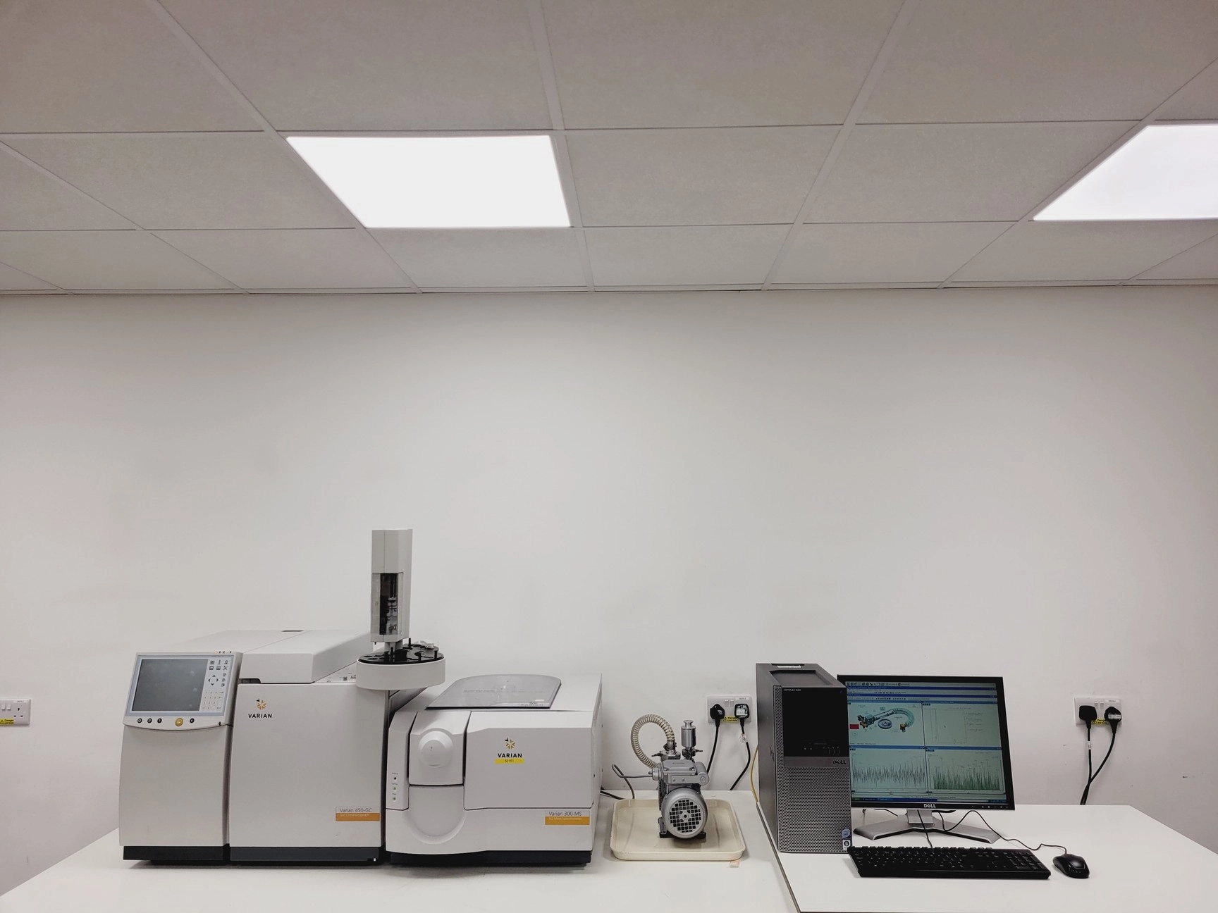 Varian 450-GC GC-MS System w/ 300-MS SQ Mass Spectrometer &amp; CP 8410 Autosampler