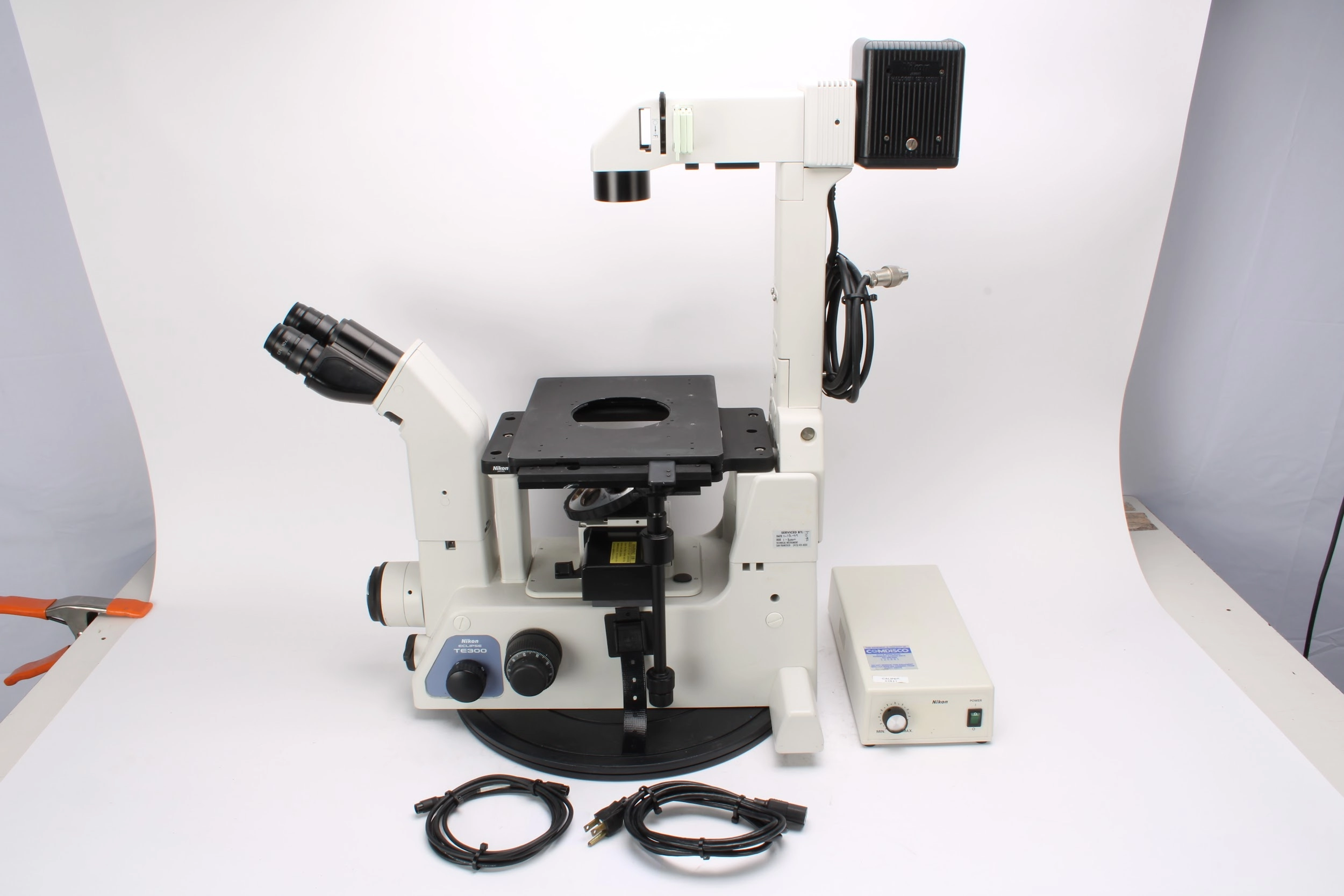 Nikon Eclipse TE300 Inverted Microscope With 2x CFI 10X/22 Eyepieces - AS IS