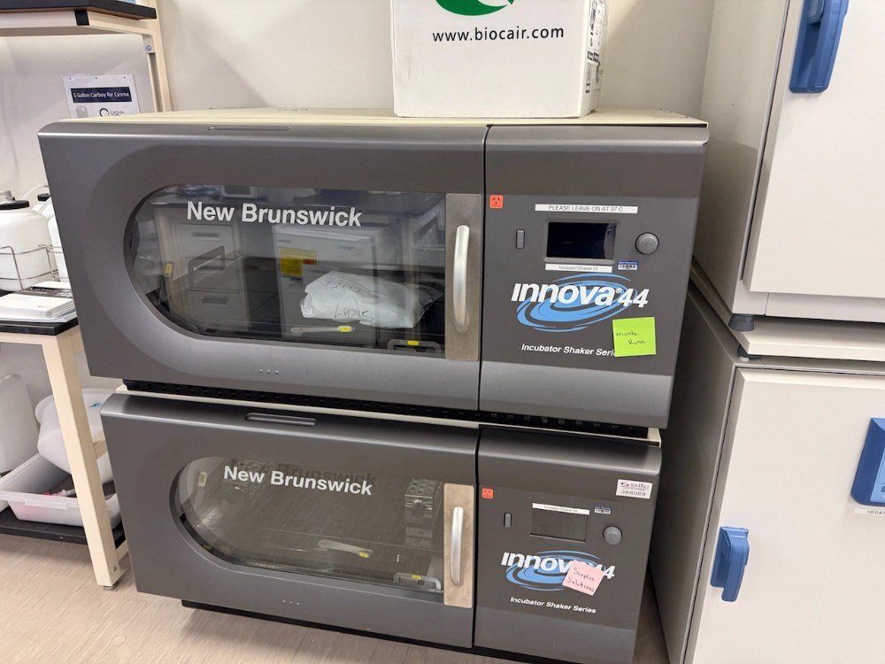 New Brunswick Scientific Innova 44 Incubator Shaker