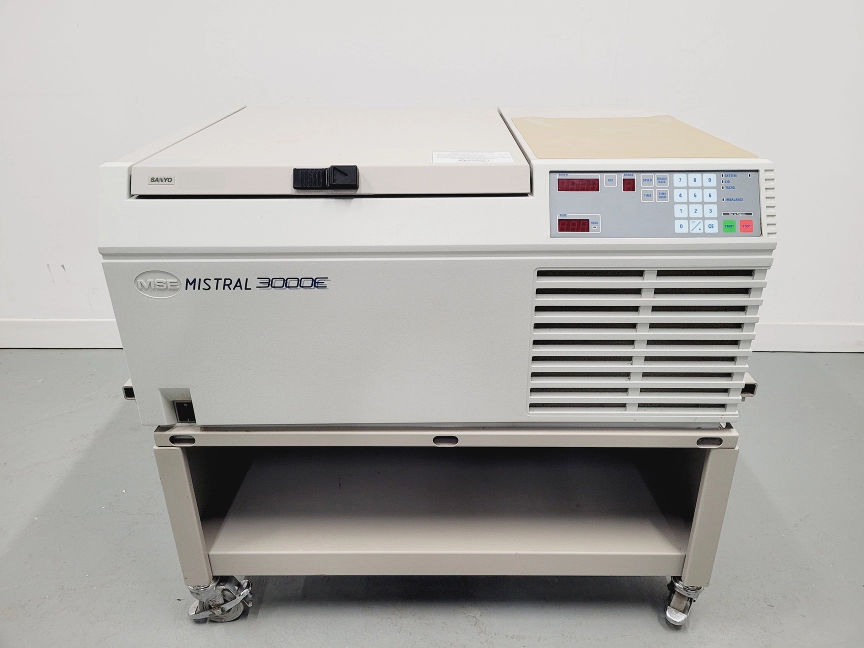 Sanyo Mistral 3000E Centrifuge with Windshield Swing Rotor and Buckets on Stand