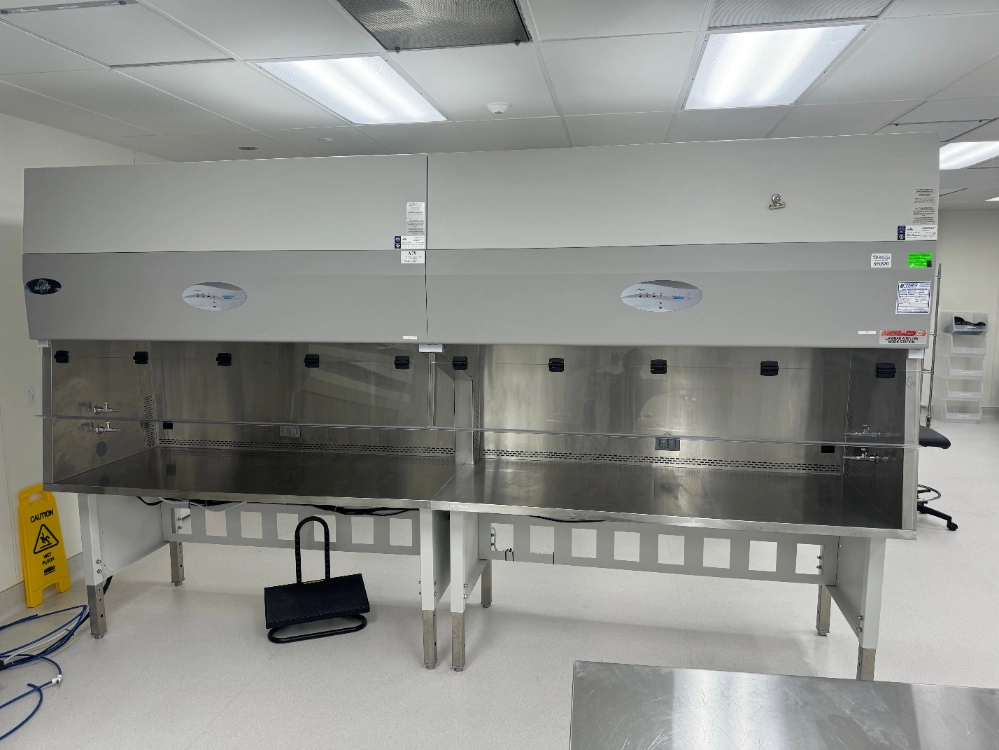 Nuaire AIREGARD ES 12' Vertical Laminar Airflow Workstation