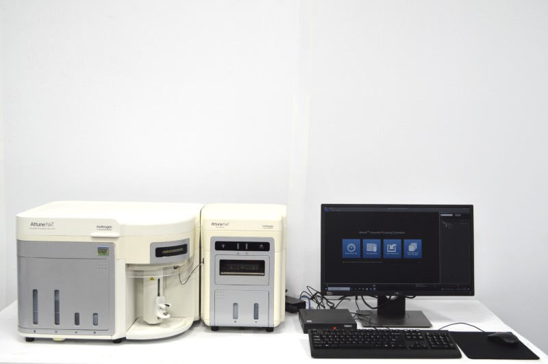 Thermo Attune NxT Acoustic Focusing Cytometer (4)Lasers/(14) Colors/(16)Detectors w/ Autosampler Unit 8