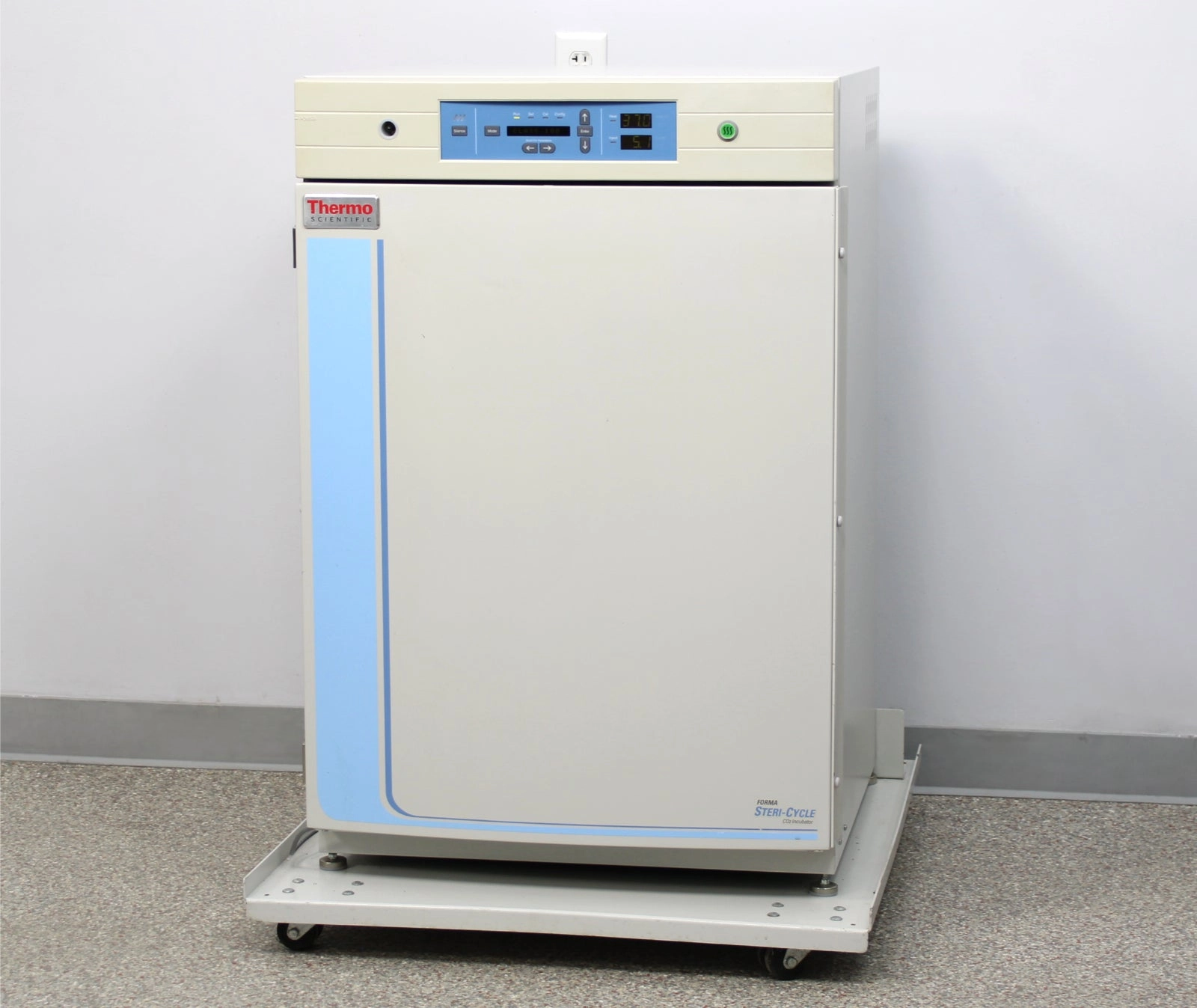 Thermo Scientific 370 Forma Steri-Cycle CO2 Incubator with Shelves and Cart