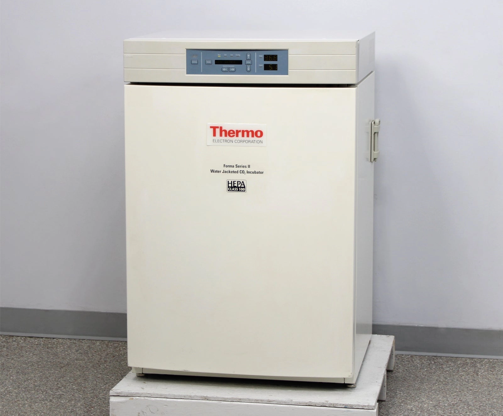 Thermo Electron 3110 Forma Series II Water Jacketed CO2 Incubator with 3 Shelves