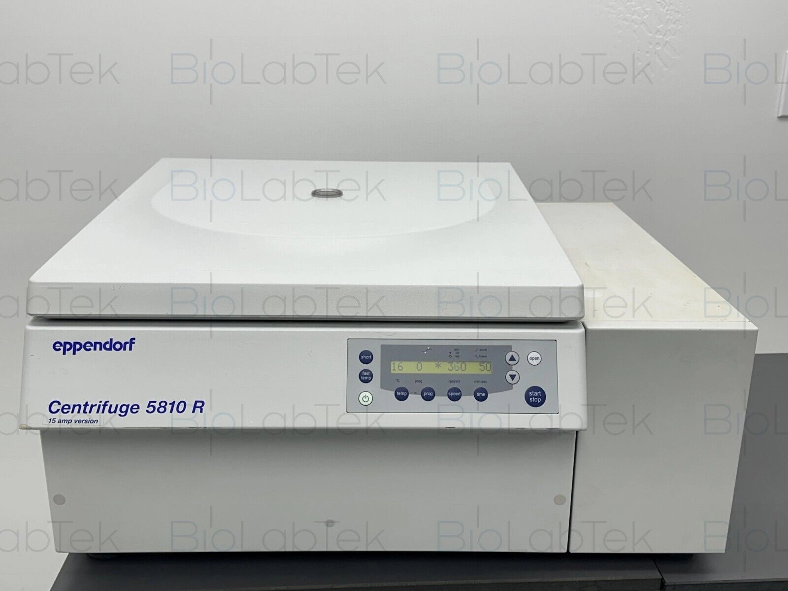 Eppendorf 5810R refrigerated centrifuge with bucke