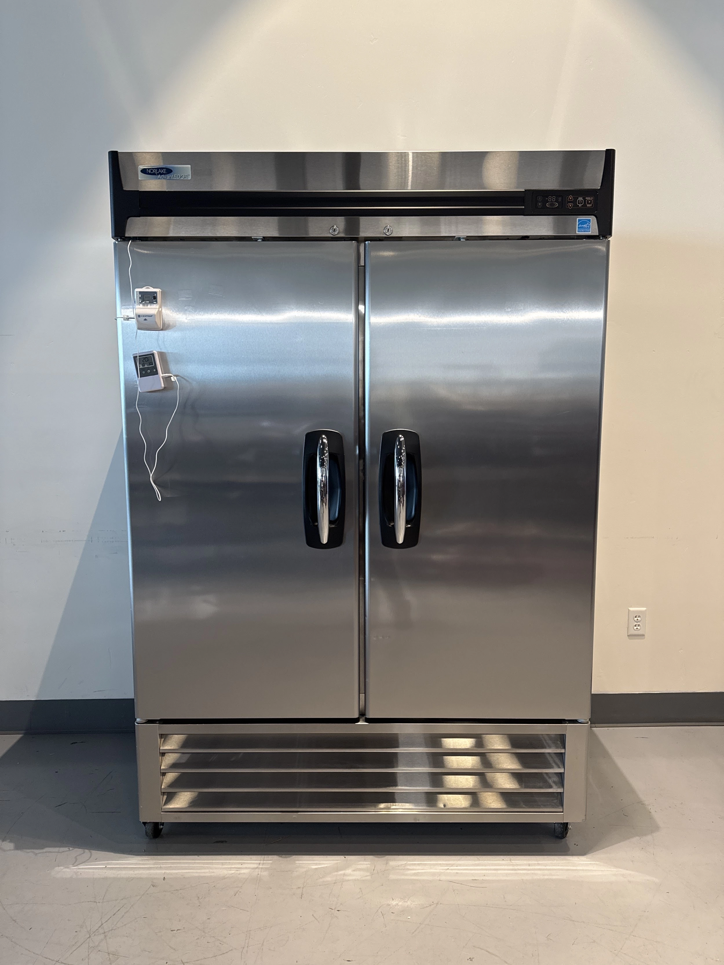 Norlake AdvantEdge F49-S 2-Door Reach In Freezer With 8x Shelves and Accessories